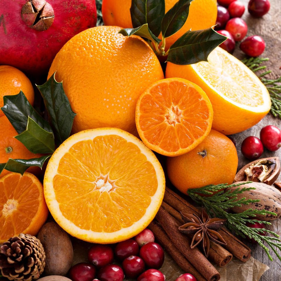 Orangen und andere Früchte und Nüsse auf Holztisch