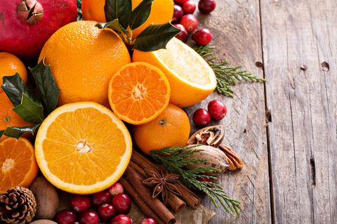 Orangen und andere Früchte und Nüsse auf Holztisch