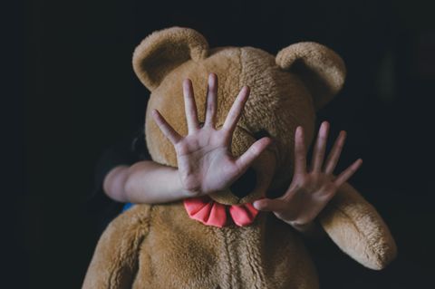 Julie Cordua: Ihr Kampf gegen Kindesmissbrauch: Kind versteckt sich hinter Teddybär