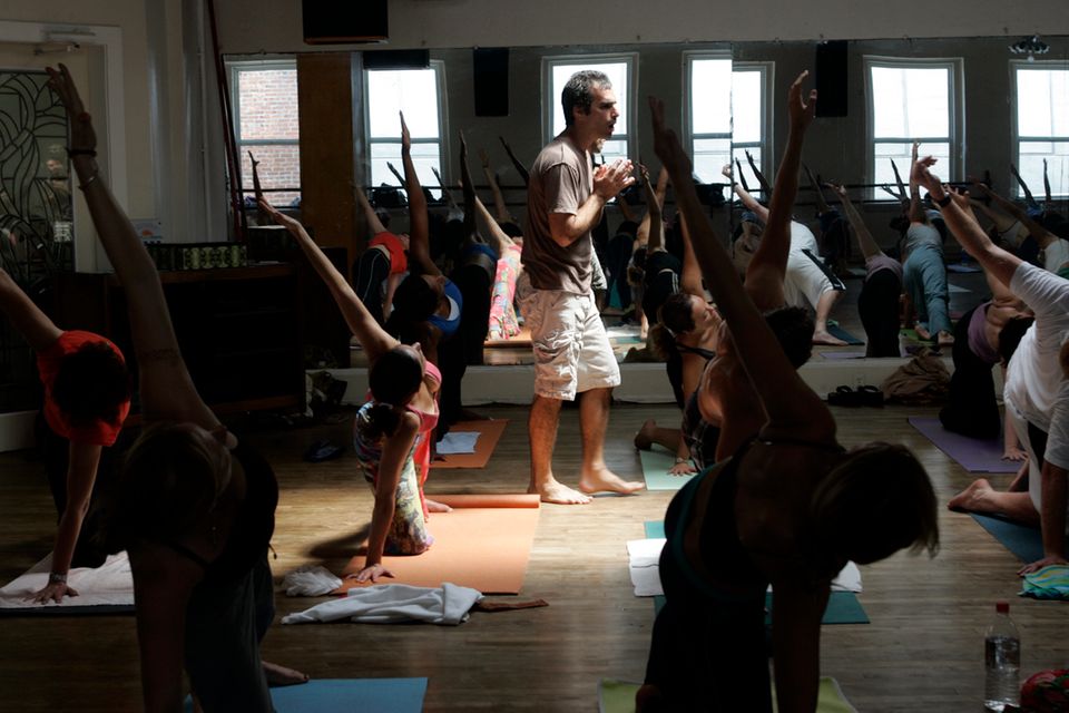 Bryan Kest leitet eine Yogastunde