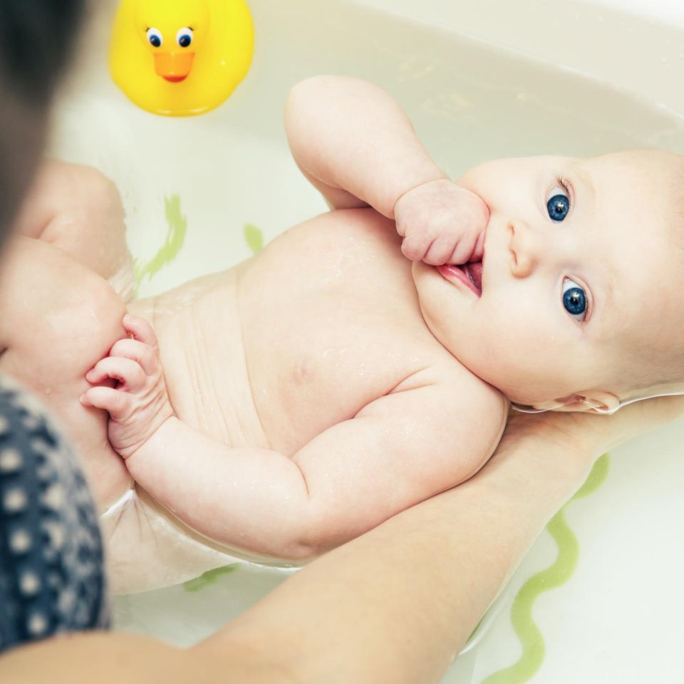 Baby baden: Baby in der Babybadewanne