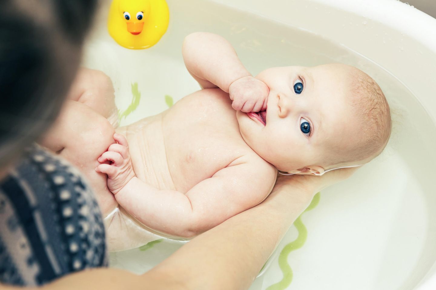 Baby baden: Baby in der Babybadewanne