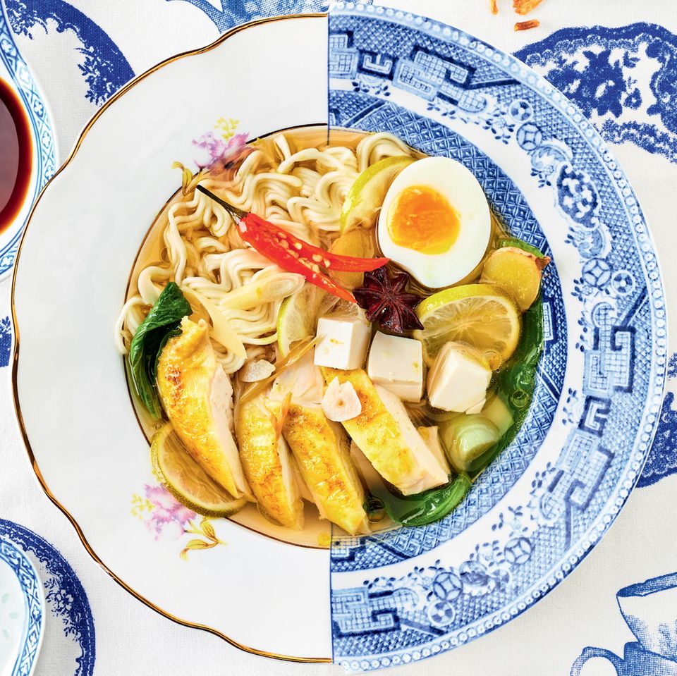 Pho mit Huhn, Ei, Tofu und Mienudeln