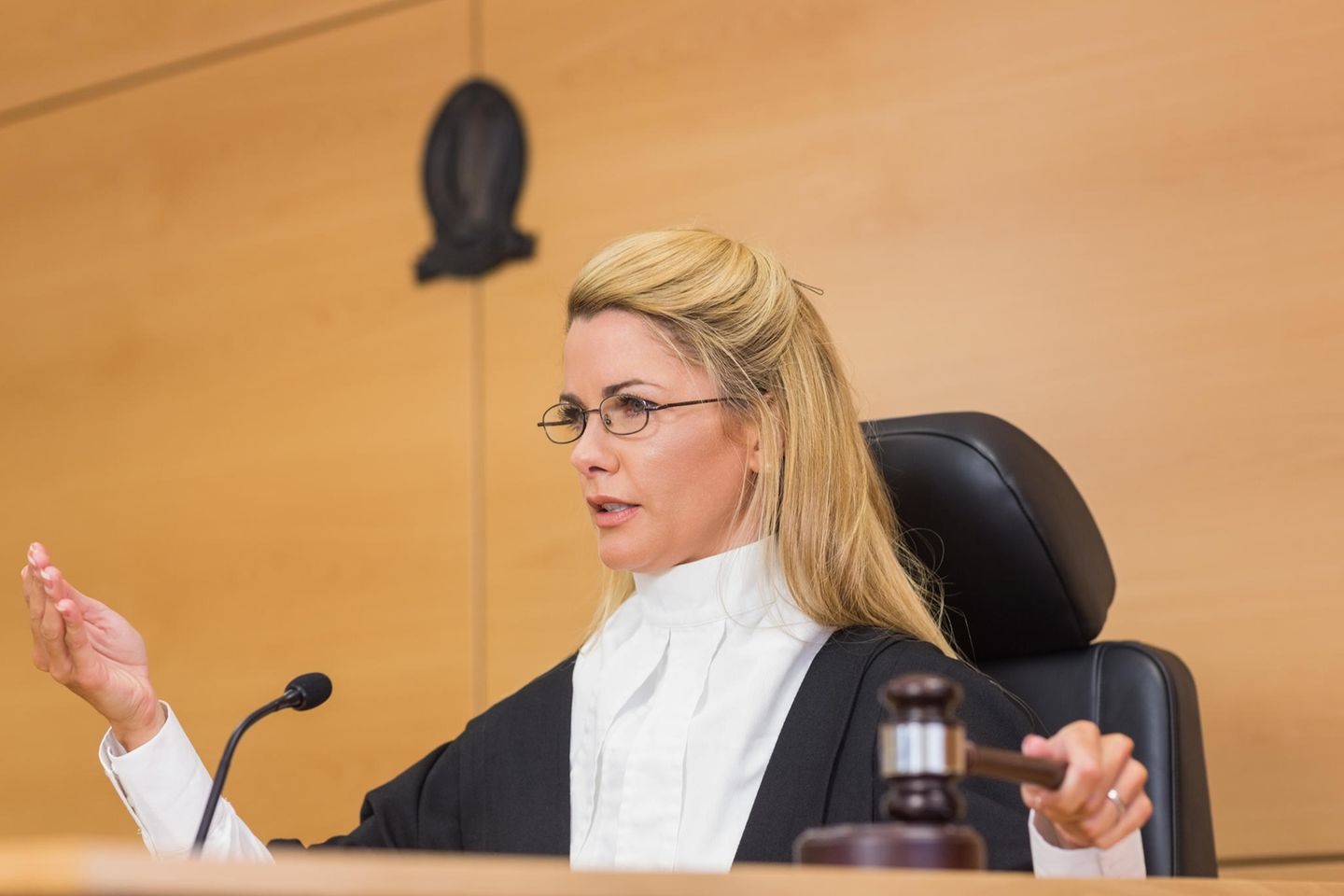 Richter: Richterin fällt ein Urteil