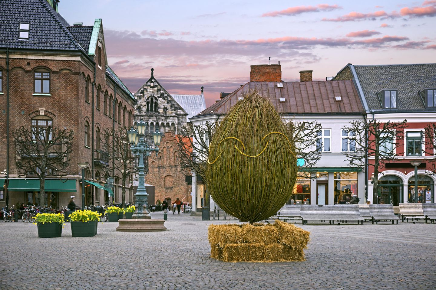 Reiseziele für jeden Feiertag: Ein Ei aus Stroh auf einem schwedischen Marktplatz