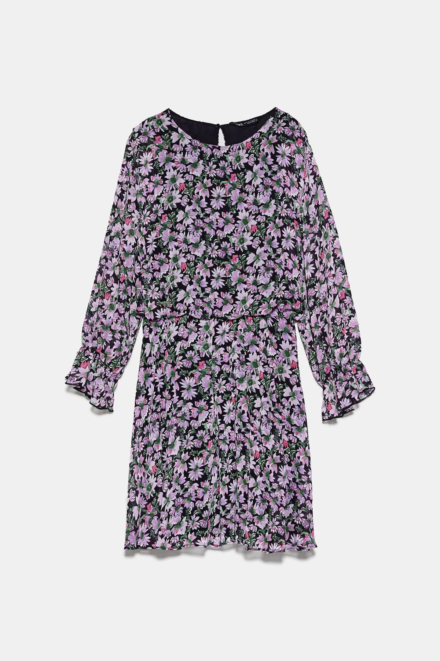 Lilac, beziehungsweise Flieder, ist DIE Trendfarbe 2020 und wir können es jetzt schon kaum erwarten, unseren Kleiderschrank auf Lila umzurüsten. Den Anfang macht dieses zuckersüße Blümchenkleid von Zara. Um 40 Euro.