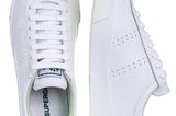 Weiße Sneakers sind schon seit einigen Jahren DER Garant für coole Frühlingslooks. Kein Wunder also, dass wir auch 2020 wieder auf den Klassiker setzen – diesmal allerdings aus Leder und mit mintfarbenem Detail an der Ferse. Von Superga, um 100 Euro.