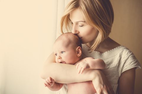 Studie: Kinder von Frauen in diesem Alter werden intelligenter - Mutter küsst ihr Baby