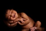 Sieben Babys: Baby liegt im Arm