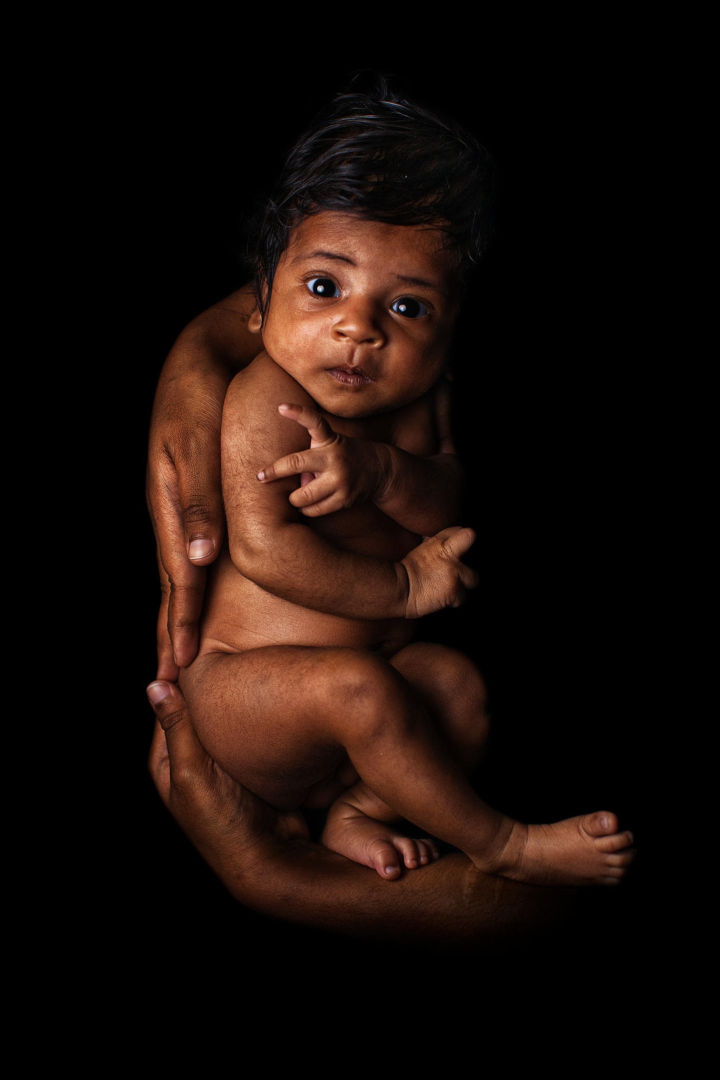 Sieben Babys: Baby im Arm
