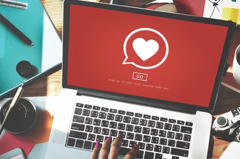 Online-Dating ist frustrierend: Wir verlieben uns nicht effizient!: Dating-Portal auf Laptop