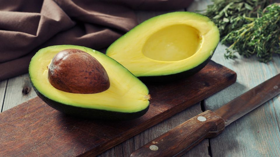 Avocado: Das solltest du vor dem Verzehr beachten
