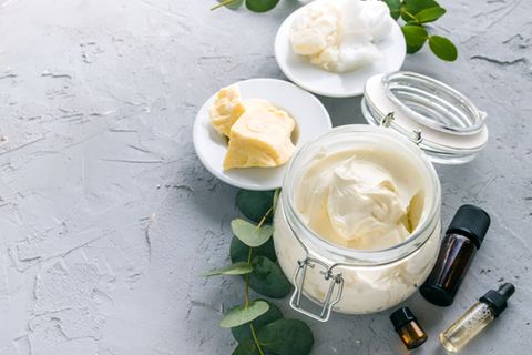 Bodybutter selber machen: Körperbutter im Glas, daneben liegen die Zutaten