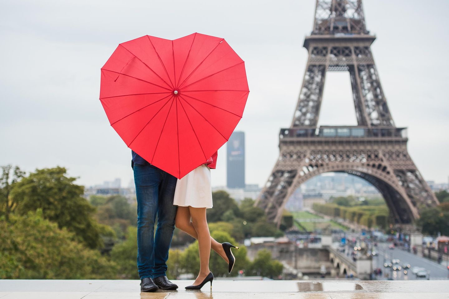 Städtereisen für Verliebte: Ein Pärchen küsst sich vor dem Eiffelturm