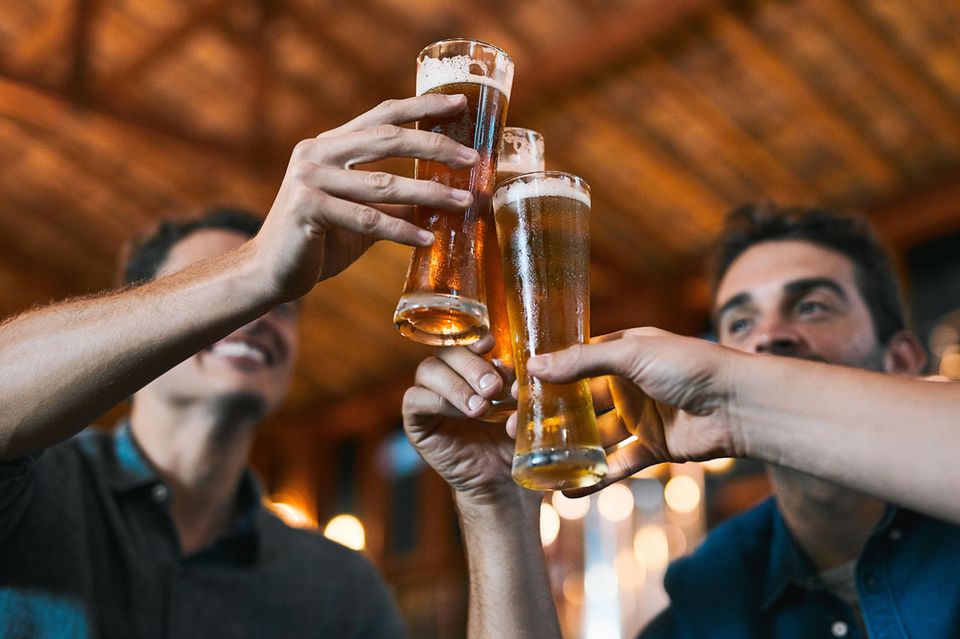Männer gehen zusammen einen trinken