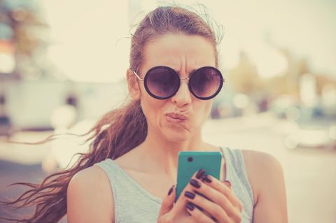 WhatsApp-Fehler, die jeden Flirt vergraulen: Frau schreibt SMS