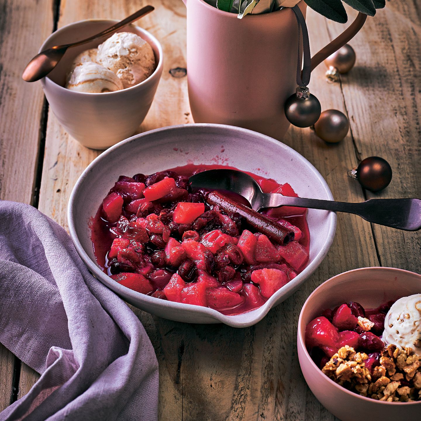Birnen-Cranberry-Kompott mit Haselnussbröseln und Krokant-Eis