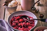 Birnen-Cranberry-Kompott mit Haselnussbröseln und Krokant-Eis