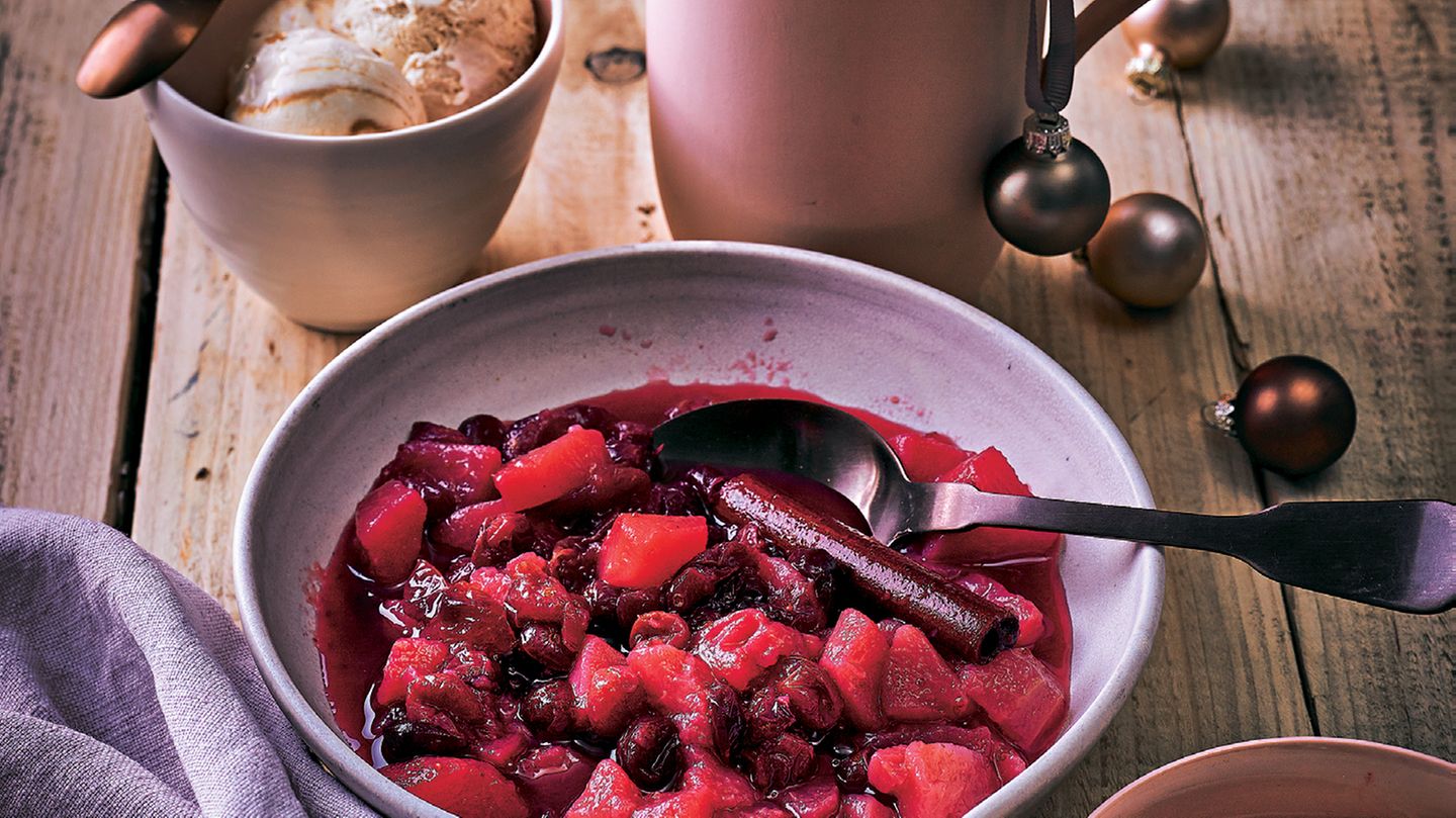 Birnen-Cranberry-Kompott mit Haselnussbröseln und Krokant-Eis | BRIGITTE.de