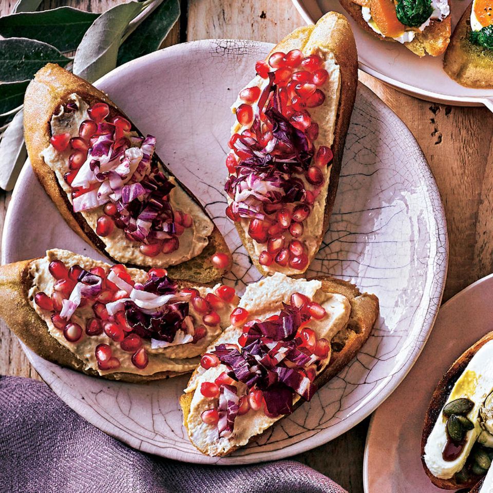 Granatapfel-Hummus-Bruschetta