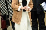 So schön und so kuschelig präsentierte sich Sienna Miller den Fotogtrafen beim Sundance Film Festival. Zum weißen Maxirock kombinierte die Schauspielerin einen schwarzen Rollkragenpullover, Fellboots und einen Fake-Leder-Mantel mit Kunstshearling-Innenfutter. Und das Beste daran: Der Mantel ist ein absolutes Schnäppchen ...