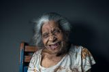 Frauen ab 50: alte Frau hält Fotografie