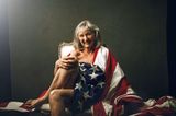 Frauen ab 50: Frau posiert mit Flagge