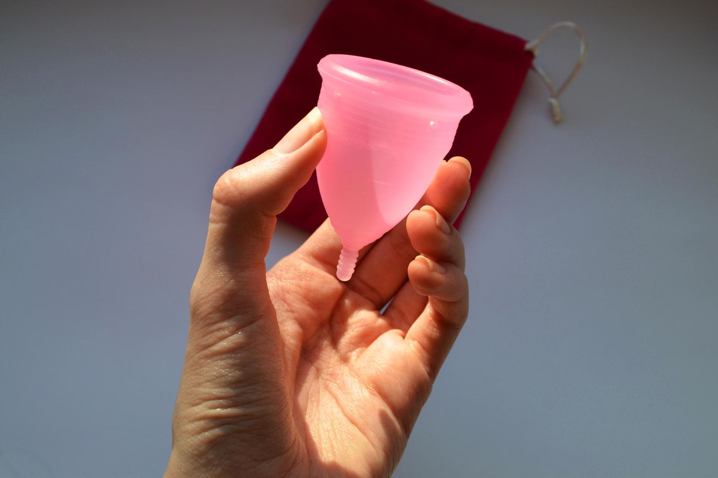 Menstruationstasse: Frau erleidet toxischen Schock - Frau hält Menstruationstasse in ihrer Hand
