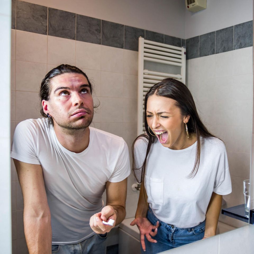 Diese Badezimmer-Streitigkeiten gefährden deinen Beziehung: Pärchen vor dem Spiegel
