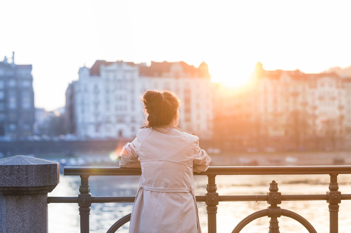 Horoskop: Eine einsame Frau steht auf einer Brücke
