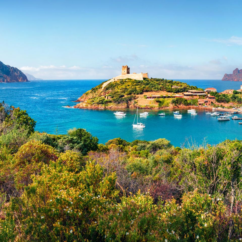 Hafen und Strand auf Korsika