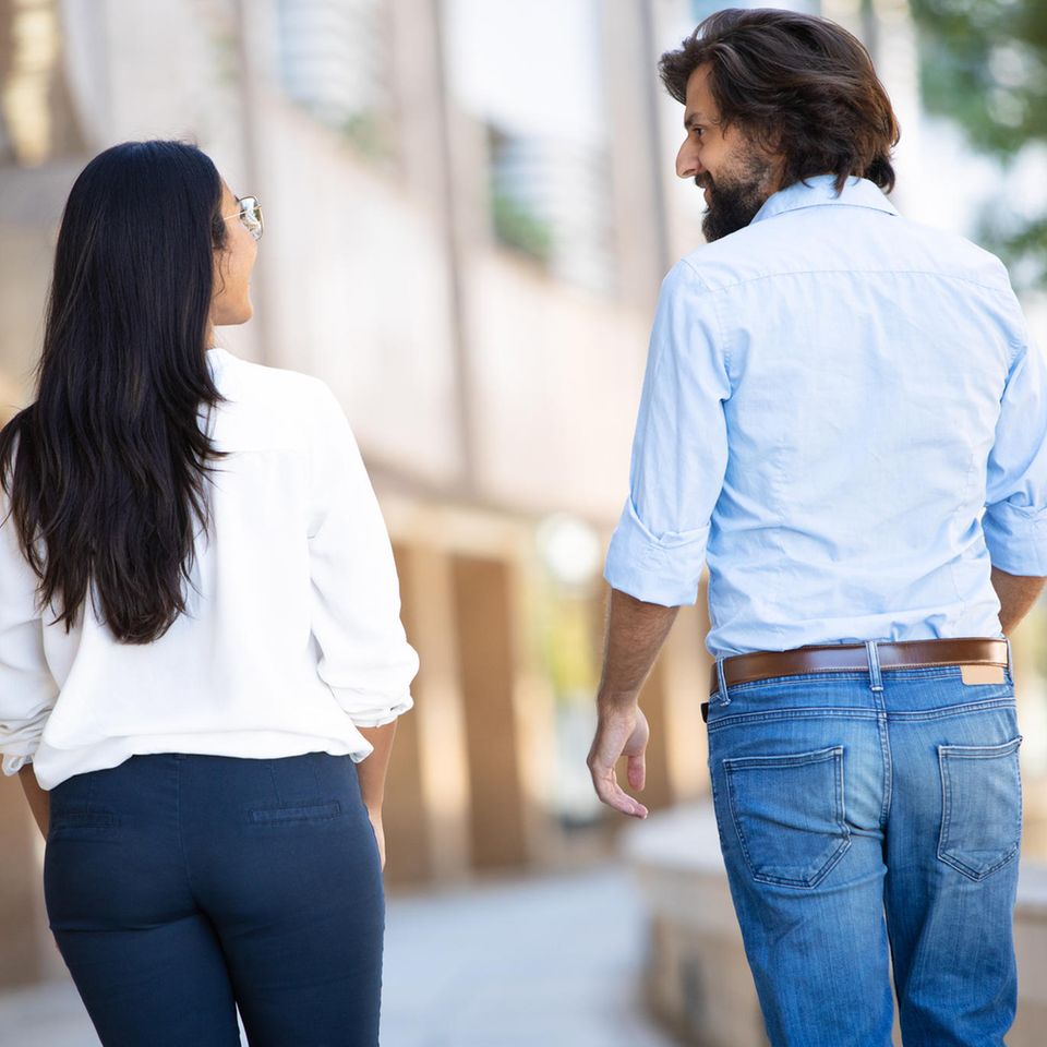 Frau und Mann unterhalten sich auf der Straße