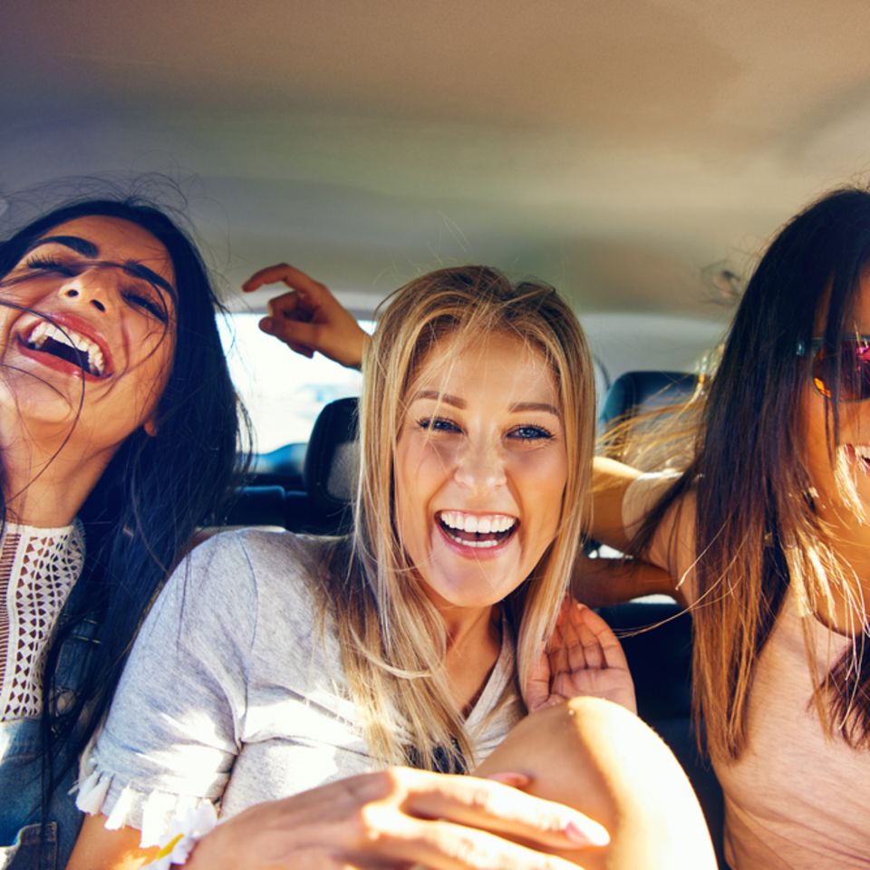 Lebensfreude wiederfinden: Drei Frauen im Auto lachend