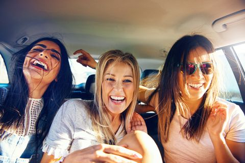 Lebensfreude wiederfinden: Drei Frauen im Auto lachend