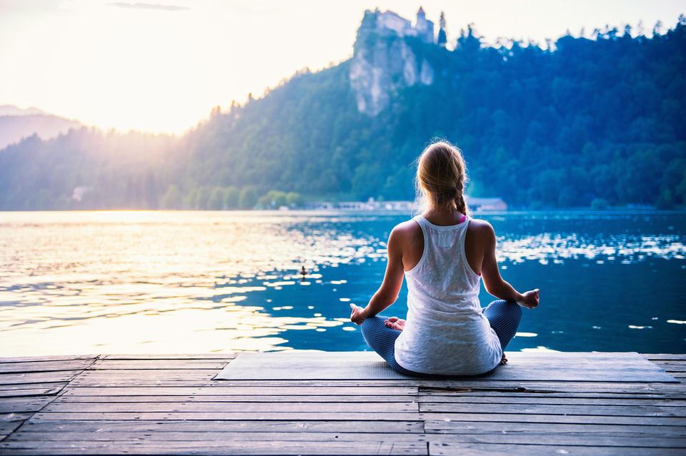 Zen Meditation: Frau meditiert draußen