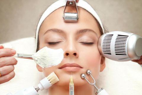 Hautbild verbessern: Hilfe gegen Akne, Falten und Co.: Kosmetikbehandlung