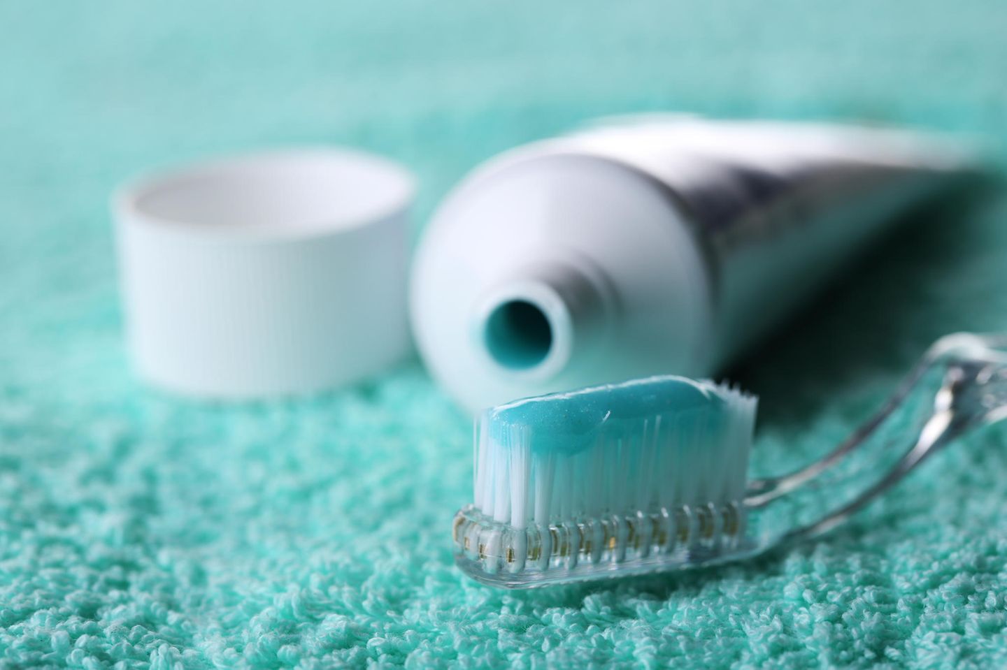 Zahnpasta gegen Pickel: Zahnbürste mit Zahnpasta