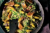 Spitzkohl-Schupfnudel-Pfanne mit geräucherter Makrele