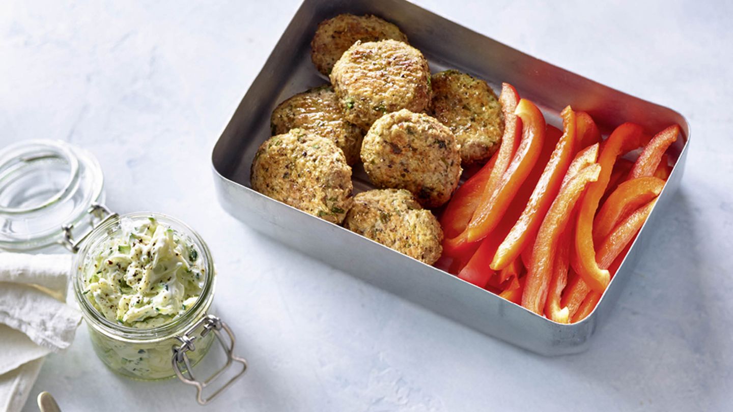 Zucchini-Zaziki mit Polpette und Rohkost | BRIGITTE.de Zucchini-Zaziki mit Polpette und Rohkost | BRIGITTE.de