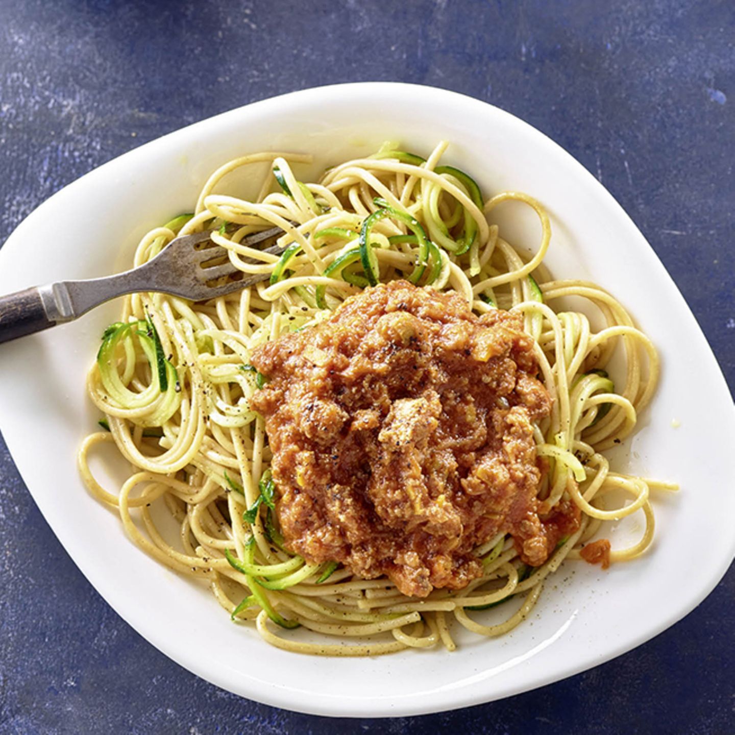 Zucchini-Spaghetti mit Bolo-Sauce