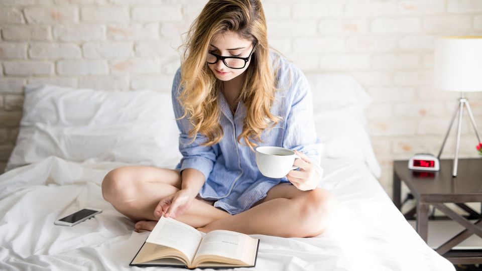 6 ungewöhnlichen Zeichen dafür, dass du intelligent bist: Frau im Bett