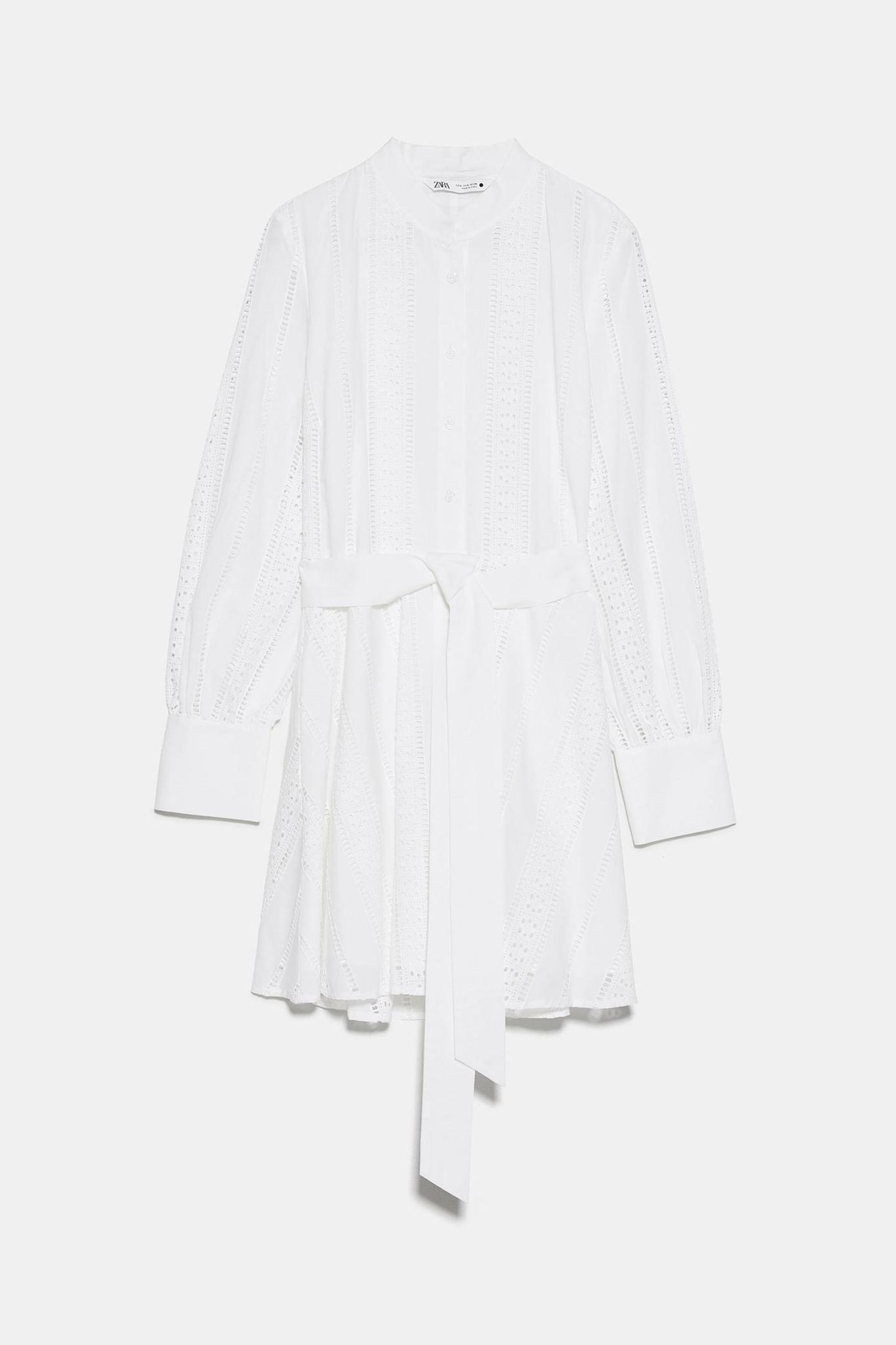 Weiße Kleider gehören zu den absoluten Must-haves im Frühjahr/Sommer. Dieses Traumteil kommt mit langen Armen, coolem Bindegürtel und toller Lochspitze daher. Von Zara, um 50 Euro.