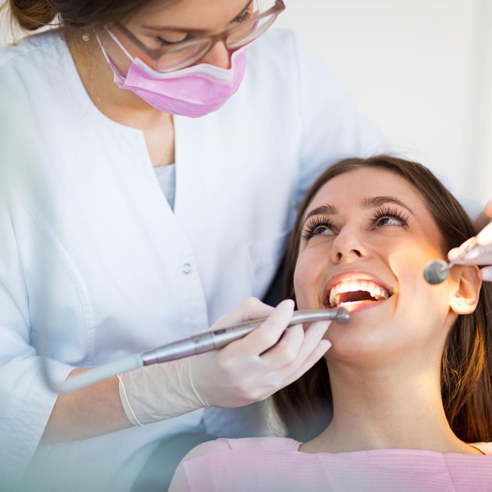 Zahnstein entfernen: Frau in Zahnbehandlung