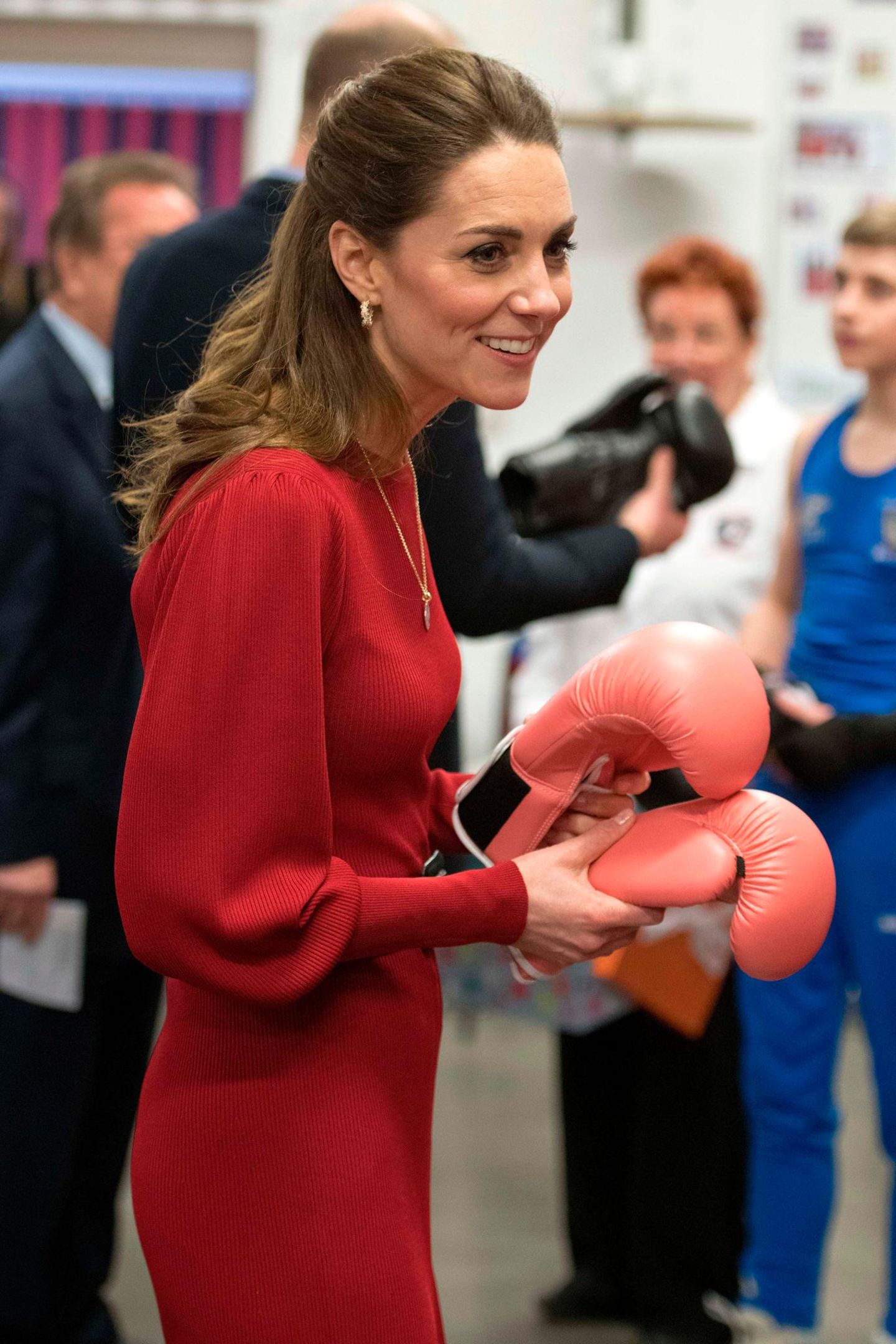 Royals, die günstige Kleidung tragen: Herzogin Kate im roten Zara-Kleid