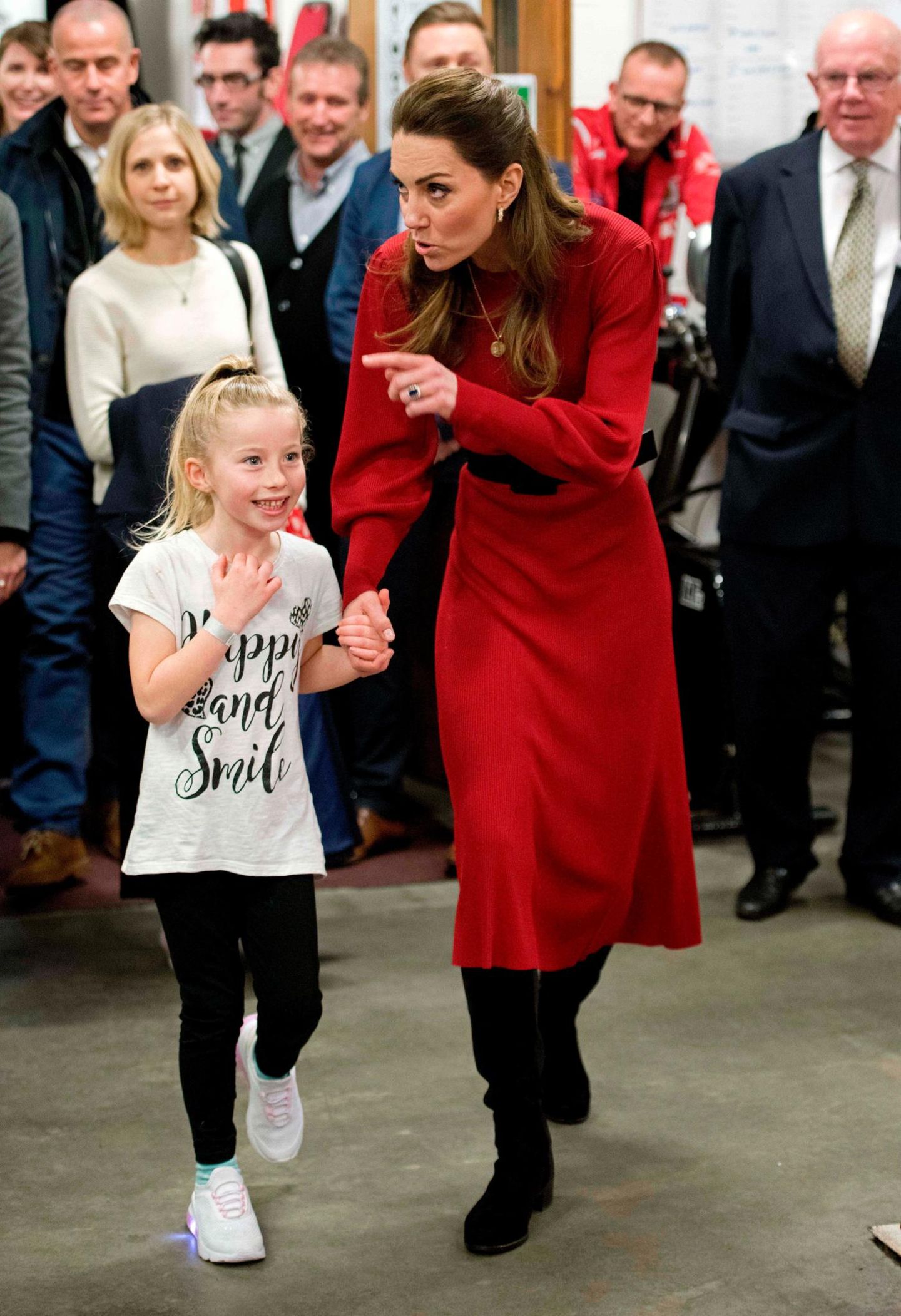 Royals, die günstige Kleidung tragen: Herzogin Kate im roten Zara-Kleid