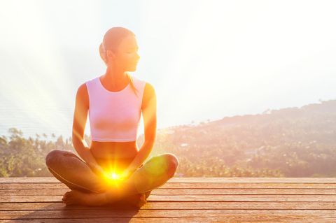 Chakra Meditation: Frau meditiert
