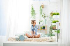 Exotische Zimmerpflanzen: Lust auf Monstera & Co. Exotische Zimmerpflanzen: Lust auf Monstera & Co.: Frau im Schneidersitz umgeben von Pflanzen