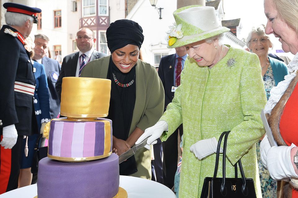 Queen Elizabeth II schneidet Kuchen an