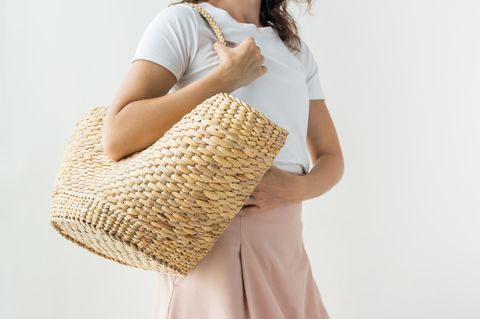Grüner Knopf: Sozial und ökologisch produzierte Kleidung: Frau mit Korbtasche
