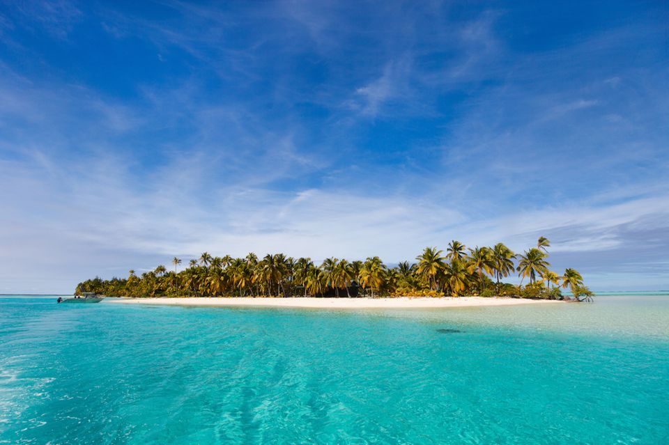 Cookinseln: Kleine Insel umringt von türkisblauem Wasser